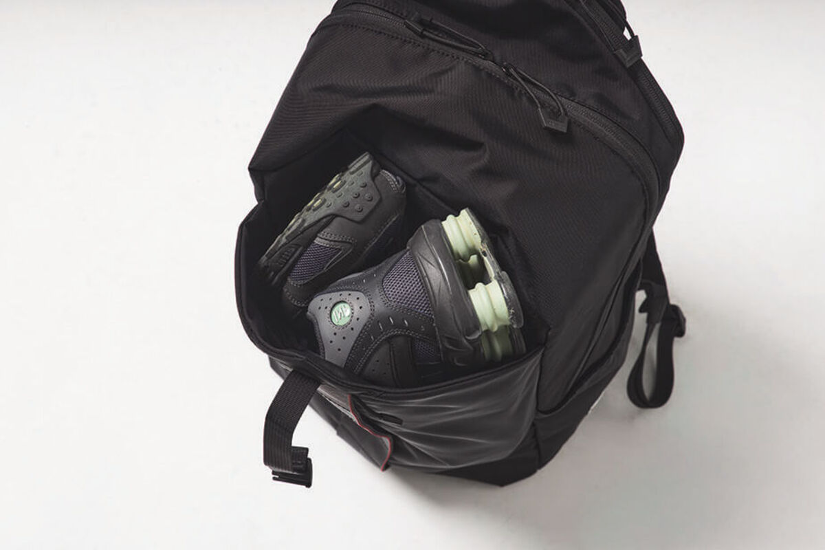 マチがあってウエアも入れやすいフロントポケットと、シューズも入るトップポケットを装備