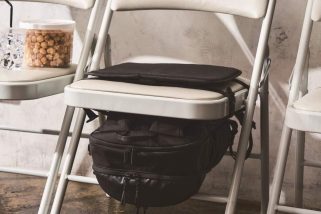 【座席下に吊るせる!?】お仕事にも“推し事”にも優秀！「二刀流」神ビズリュック3選を徹底解説