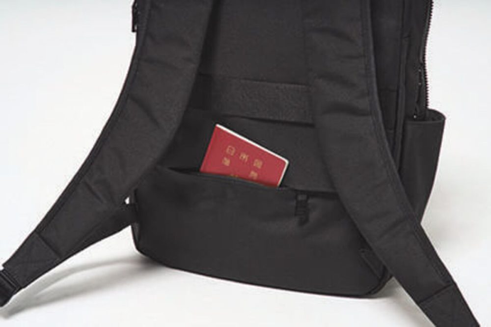 背面にシークレットポケットを搭載