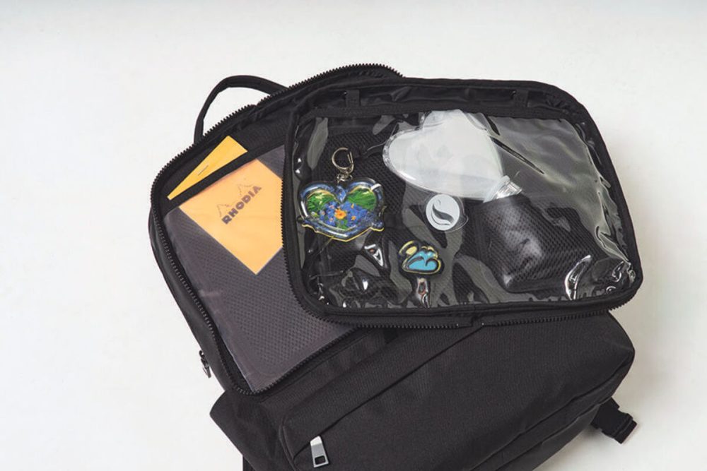 表に出す面を選べるカスタマイズディスプレイポケットを採用