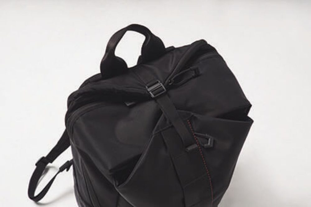 マチ幅を変えられる調整バックルを装備