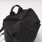 マチ幅を変えられる調整バックルを装備