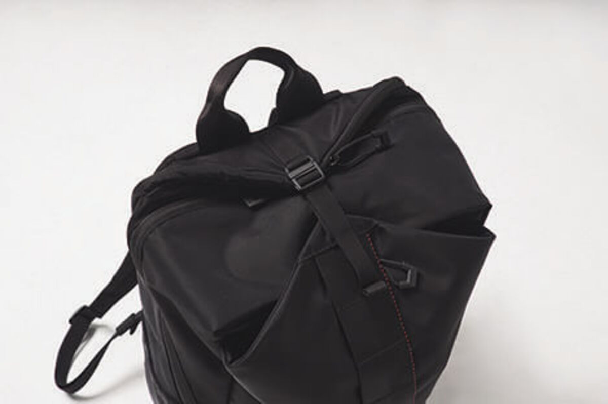 マチ幅を変えられる調整バックルを装備