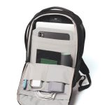 スリムなフォルムでありながら、メイン収納内は複数の収納スペースを確保