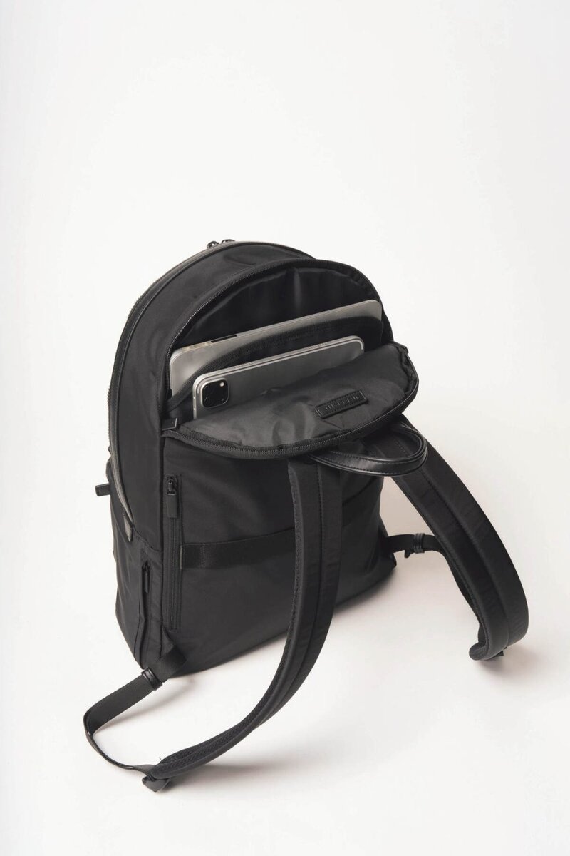 PCもタブレットも 収納できる！