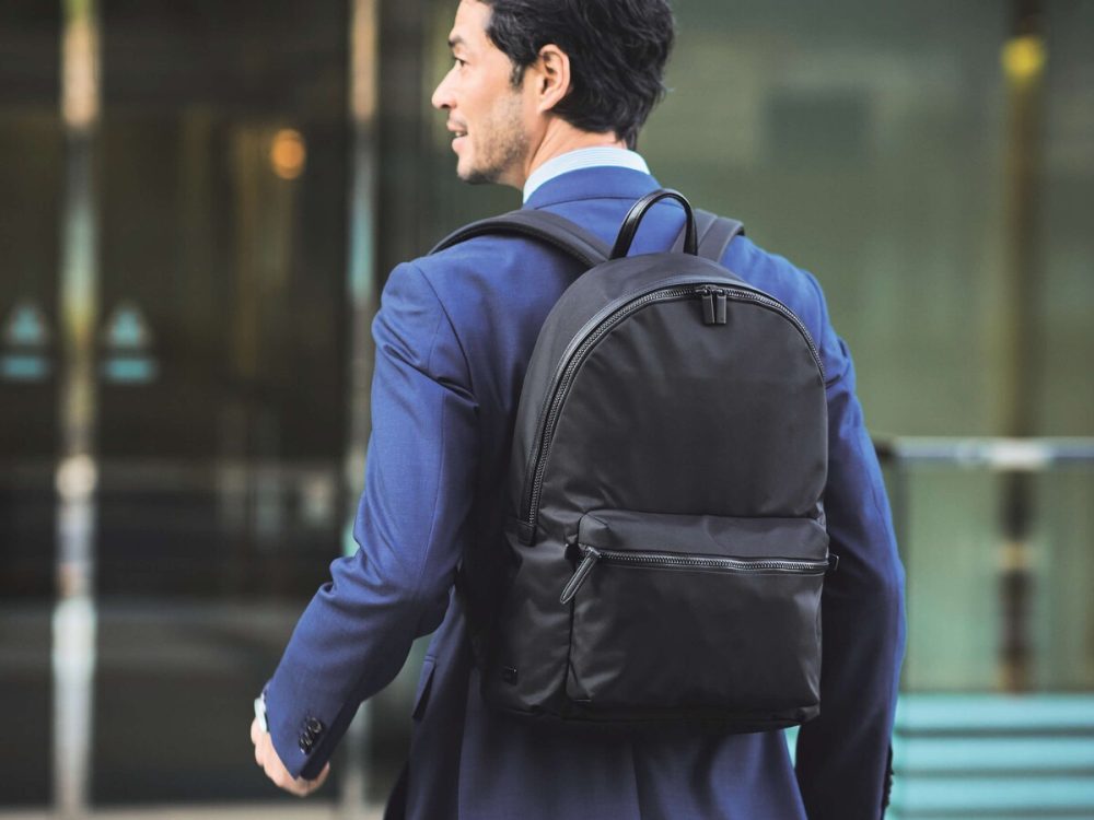 光沢ある素材で上品見え！