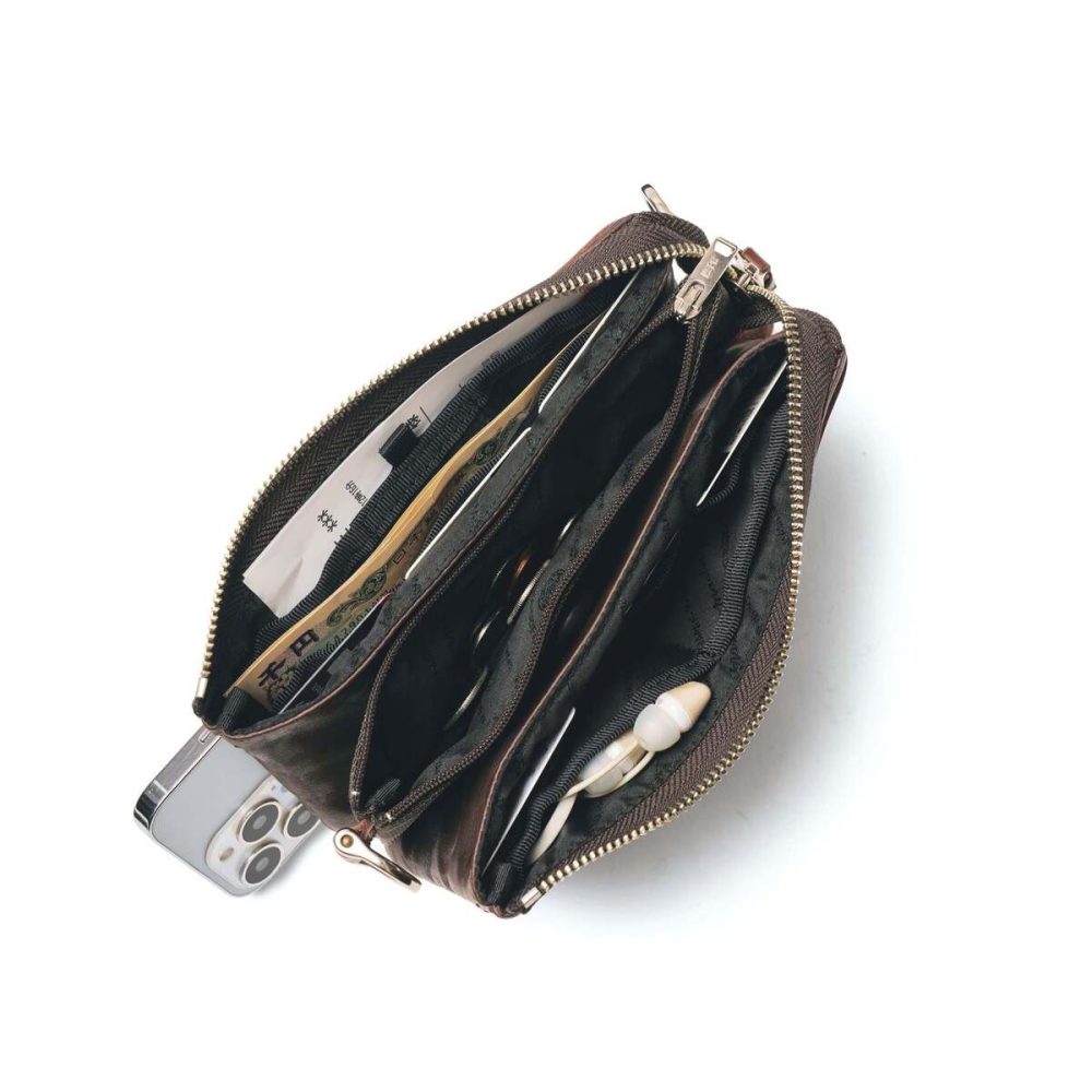 外ポケットにスマホ、内装の小物ポケットにはイヤホンや充電用コードなども収納可能