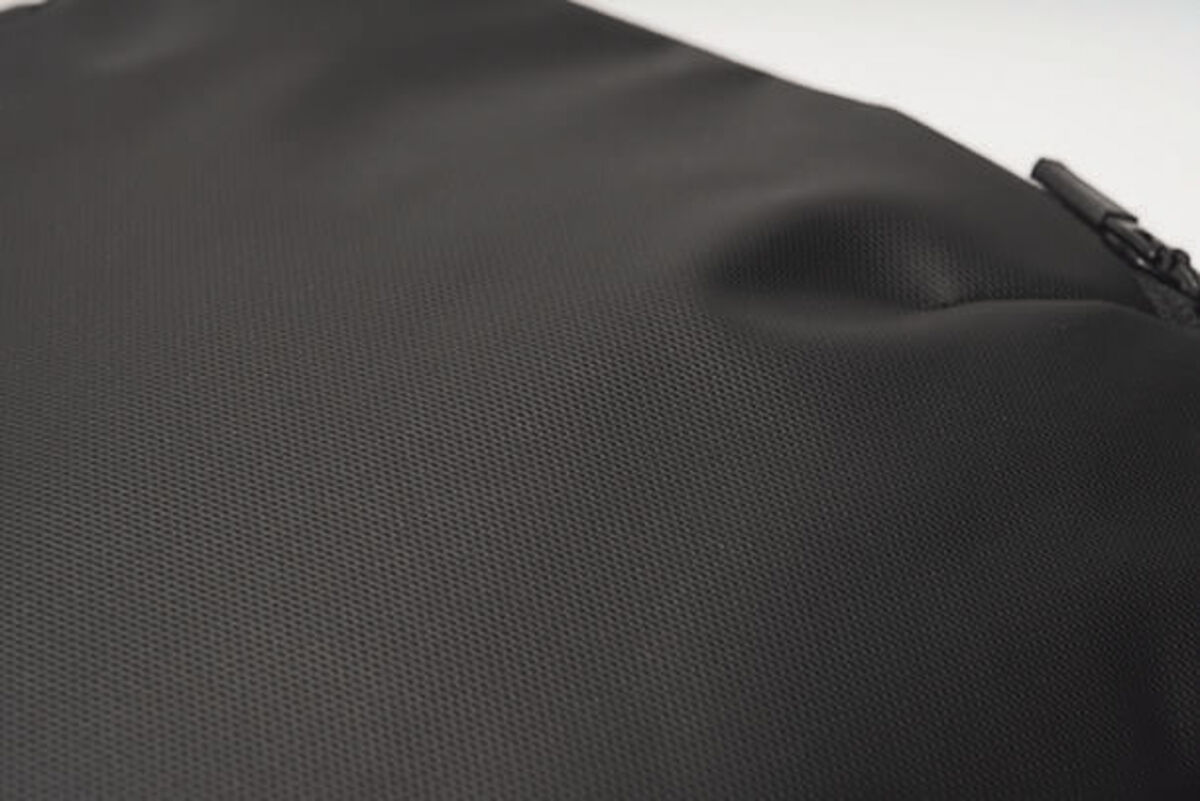 対候性コーティングを施した840Dナイロン生地を採用