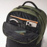 フロント上部には、スマホなど身の回り品を整理収納できるオーガナイザーポケットを装備