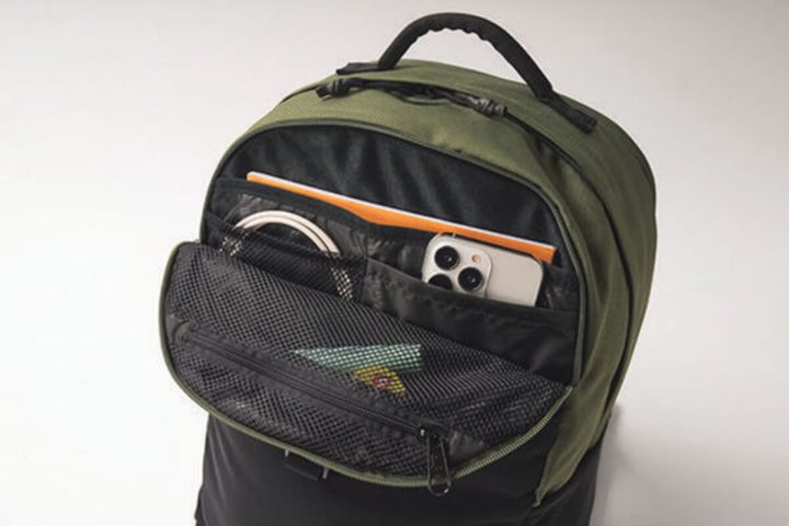 【通勤カバンの救世主】電車派は「極薄8cm」、自転車派は「ヘルメット収納」が◎!“目的別バックパック”の大正解