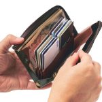 この薄さ、コンパクトサイズの中に、大量のカードやコイン、札を収納できてびっくり！