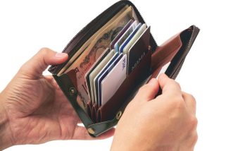 【収納力が異常】カード21枚からスマホまで！身軽に動きたい大人のための“新時代”ウォレット4選を徹底解説