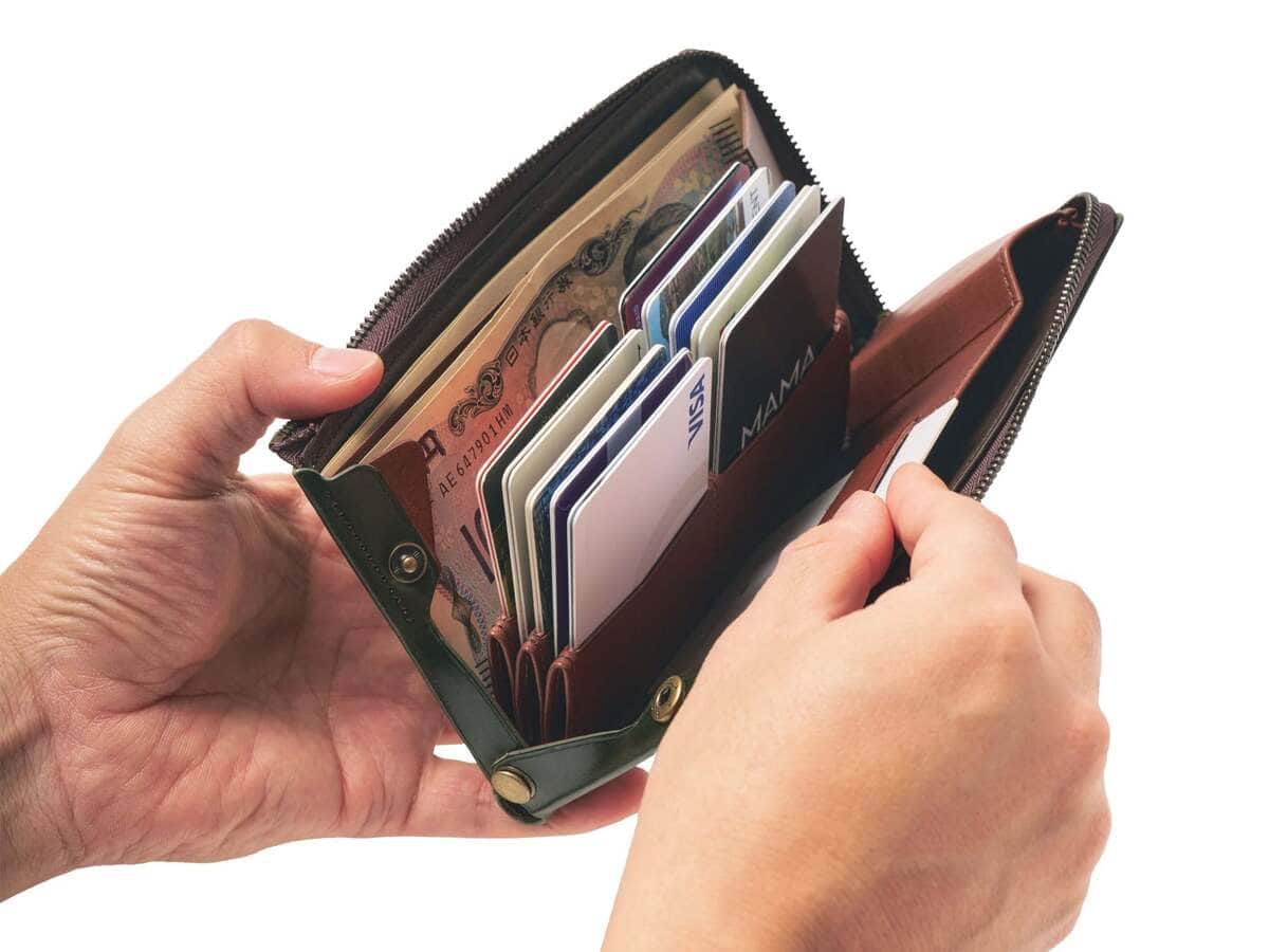 この薄さ、コンパクトサイズの中に、大量のカードやコイン、札を収納できてびっくり！