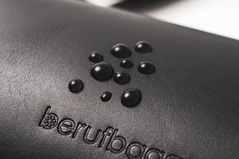 雨の日も安心の防水レザー仕様