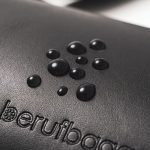 雨の日も安心の防水レザー仕様