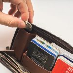 コインが端に集まりカードに干渉しない