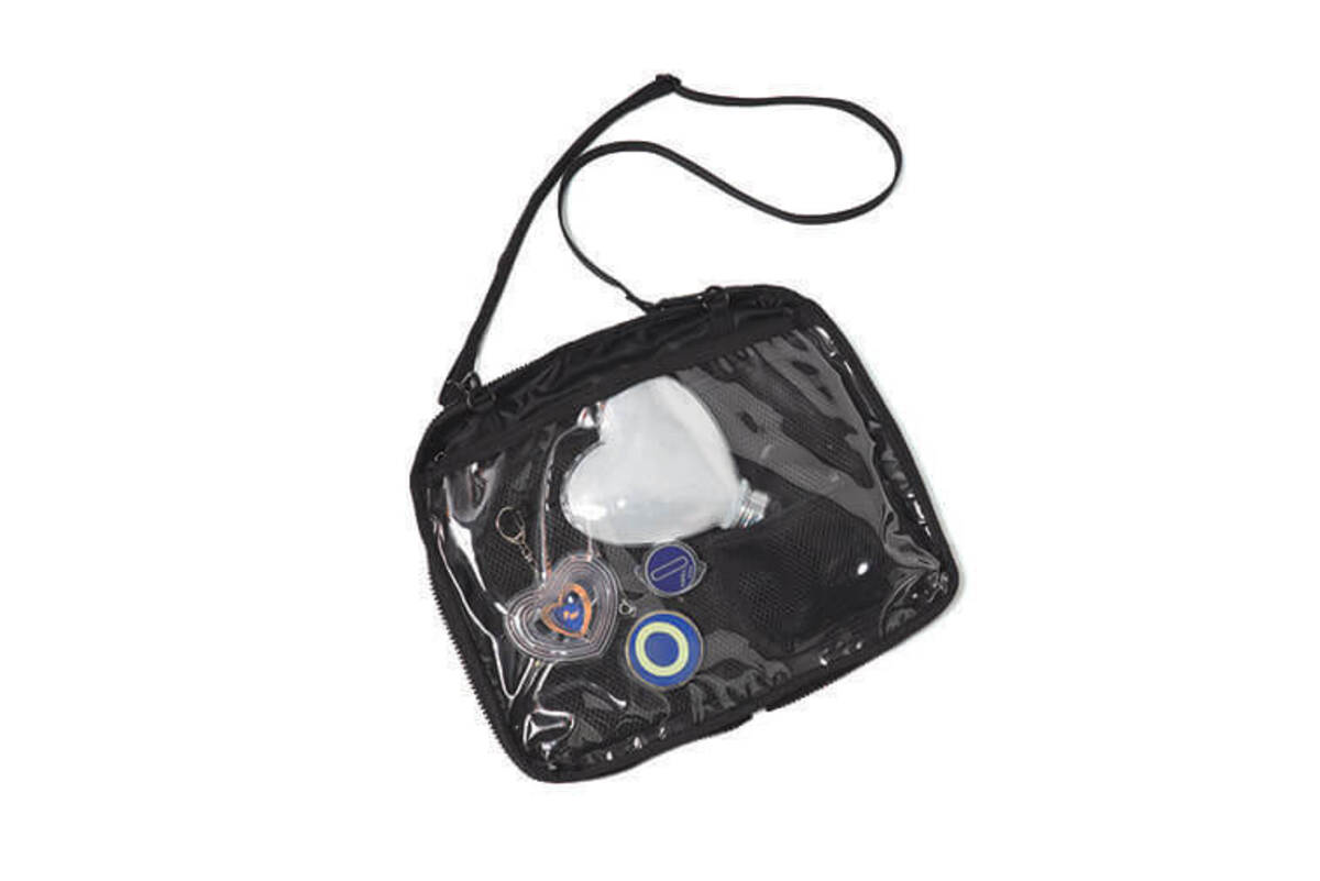 ストラップを付けてサコッシュにも変身