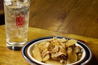 【15分で激ウマつまみ】旨みのミルフィーユがたまらん…！「焼酎ハイボール」が無限に飲める“豚バラ大根二十面相”がマジサイコー