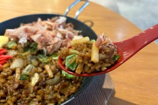 【理性をぶっ飛ばす炭水化物】丸亀製麺が放つ“本能解放”グルメ！熱々鉄板で味わう「うどんメシ」がクレイジーすぎた