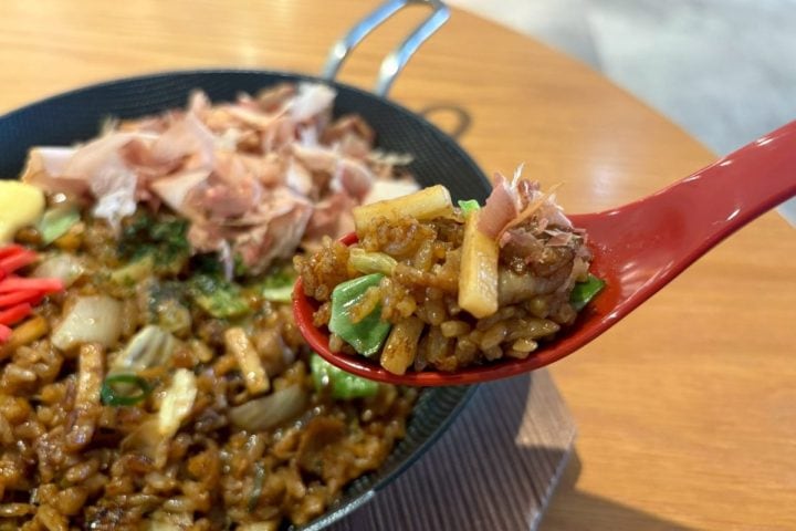 【理性をぶっ飛ばす炭水化物】丸亀製麺が放つ“本能解放”グルメ!熱々鉄板で味わう「うどんメシ」がクレイジーすぎた