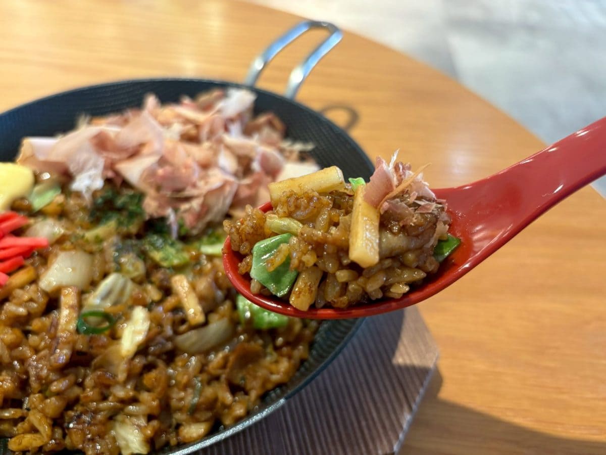 スプーンでガッツリ掘り起こしてみると、お米の中に細やかなうどんを発見……！