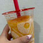 マンゴーやグレープフルーツなどの果物とタピオカを、ココナッツミルクやマンゴーソースと共に味わう香港の定番デザート「ヨンジーガムロ」から着想を得た1杯