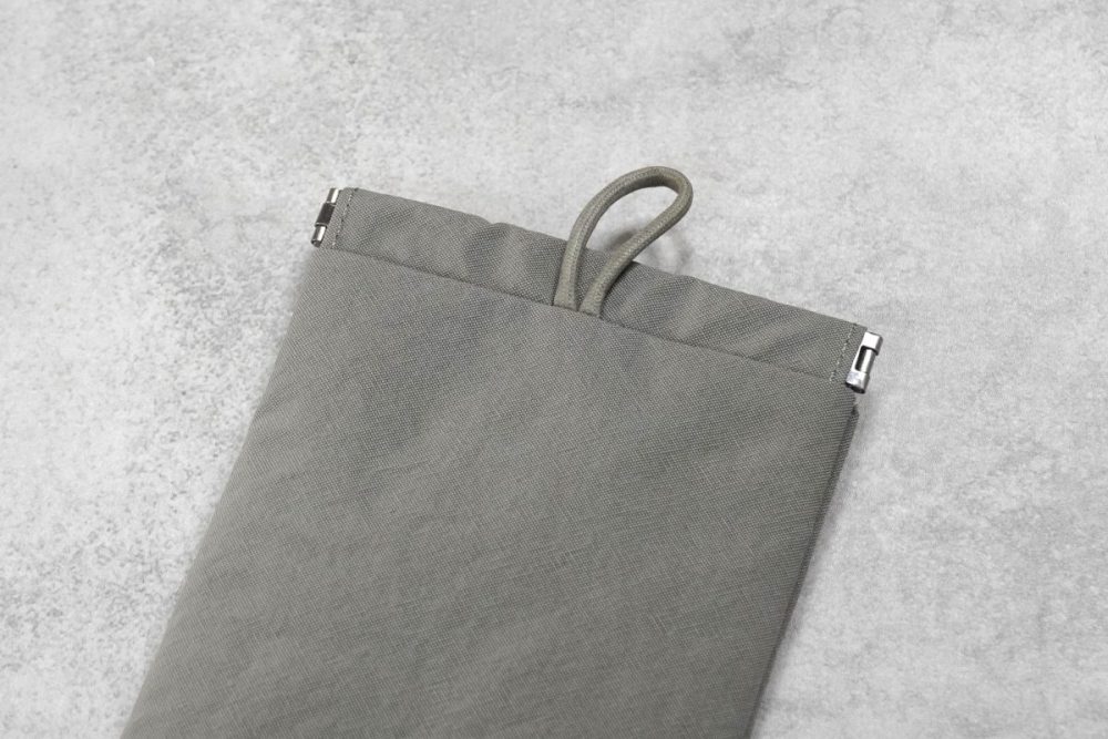 無印良品「リンクルナイロン 片手で開くフラットポーチ」の開口部