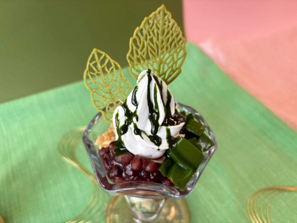 店内仕込みのぷるんとした抹茶ゼリーや濃い抹茶ソース、店内で丁寧に焼き上げた繊細な葉脈の形をした抹茶リーフクッキーなど……トップには、祇園辻利の抹茶を贅沢に使⽤