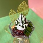 店内仕込みのぷるんとした抹茶ゼリーや濃い抹茶ソース、店内で丁寧に焼き上げた繊細な葉脈の形をした抹茶リーフクッキーなど……トップには、祇園辻利の抹茶を贅沢に使⽤