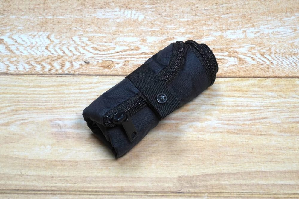 「丸めて収納できる 傘袋」はストラップで丸められる