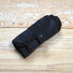 「丸めて収納できる 傘袋」はストラップで丸められる