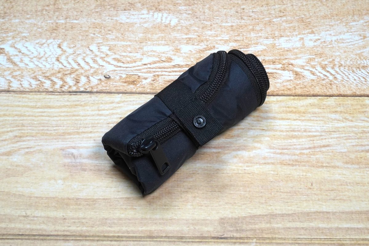 「丸めて収納できる 傘袋」はストラップで丸められる