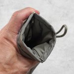 無印良品「リンクルナイロン 片手で開くフラットポーチ」はばね口で開く