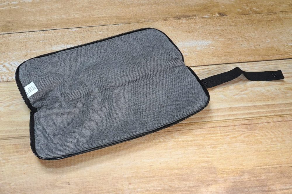 「丸めて収納できる 傘袋」の内側は吸水性が高いマイクロファイバー素材