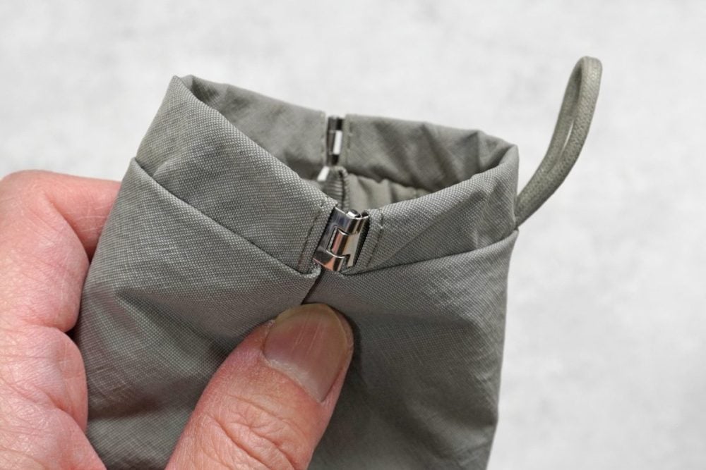 無印良品「リンクルナイロン 片手で開くフラットポーチ」ばね口の構造