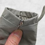 無印良品「リンクルナイロン 片手で開くフラットポーチ」ばね口の構造
