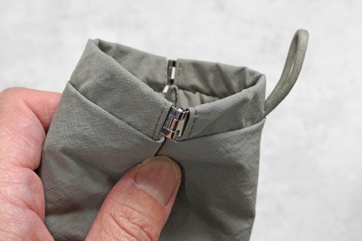 無印良品「リンクルナイロン 片手で開くフラットポーチ」ばね口の構造