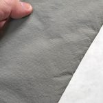 無印良品「リンクルナイロン 片手で開くフラットポーチ」は風合いがいい