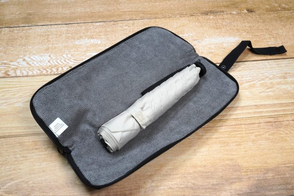 「丸めて収納できる 傘袋」には折りたたみ傘がすっぽり入る