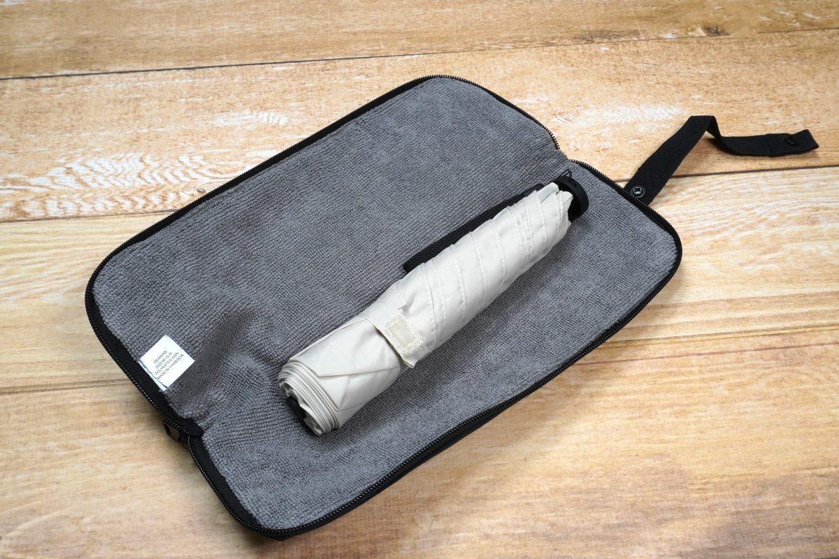 「丸めて収納できる 傘袋」には折りたたみ傘がすっぽり入る