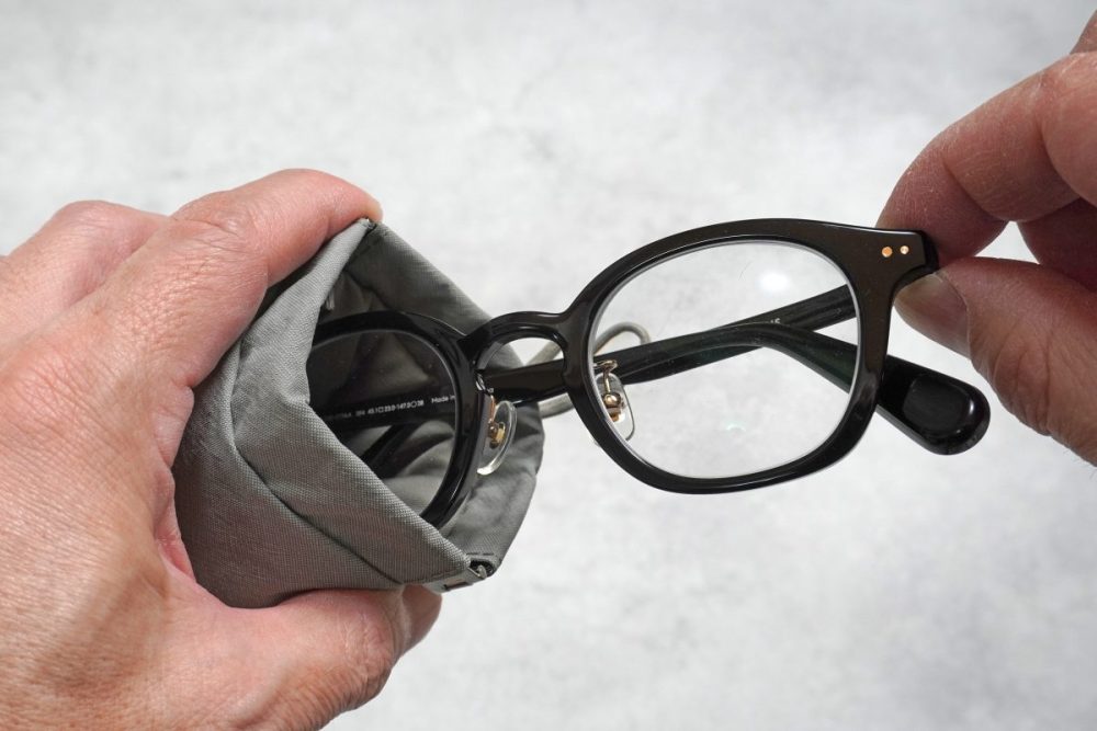 無印良品「リンクルナイロン 片手で開くフラットポーチ」はメガネケースにピッタリ