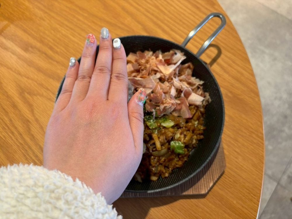 グリルパンのサイズは、こんな感じ。閉じた状態の手のひら2つ分くらいで、大きめ