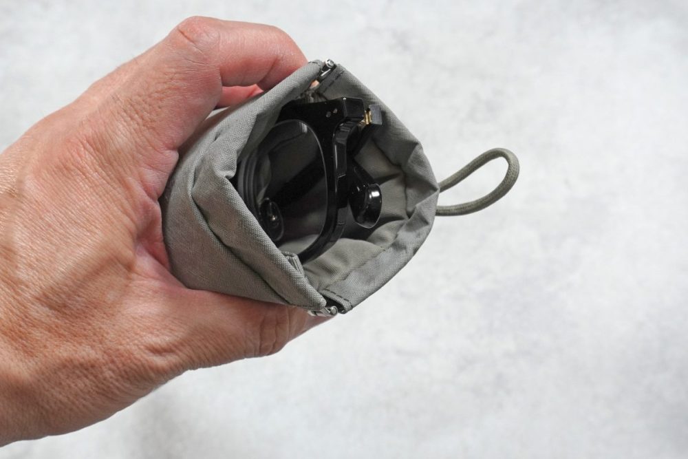 無印良品「リンクルナイロン 片手で開くフラットポーチ」は片手でパカット開く