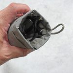 無印良品「リンクルナイロン 片手で開くフラットポーチ」は片手でパカット開く