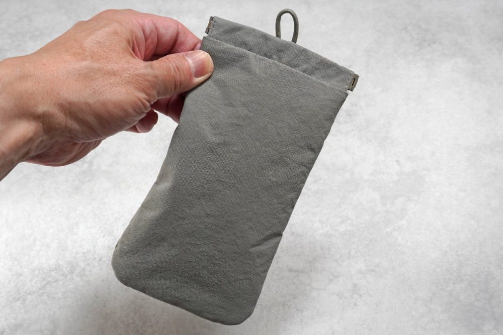 無印良品「リンクルナイロン 片手で開くフラットポーチ」のサイズ感