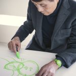 「青春とは時間ではなく、心の動きであることを思い出させてくれるもの」として、熟していない青リンゴをモチーフにデザインした