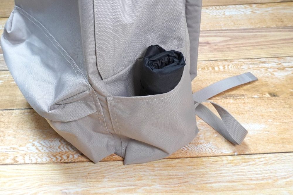 「丸めて収納できる 傘袋」は丸めるとリュックのポケットにも収納できる