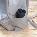 「丸めて収納できる 傘袋」は丸めるとリュックのポケットにも収納できる