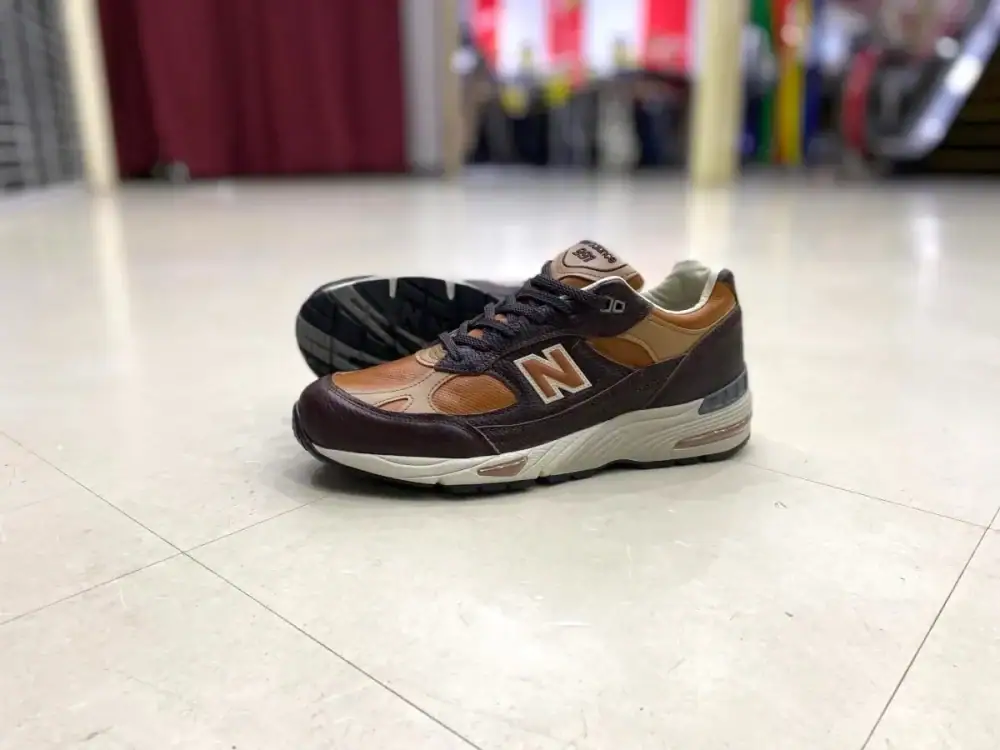 第2位　【4.6万円超のニューバランス】高級鞄のように育つ極上レザー！英国製「M991v1」が放つ“別次元の品格”をエディターが試し履き