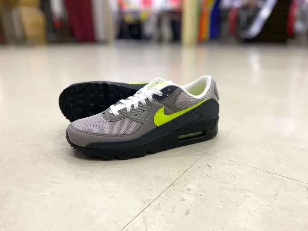 第3位　【この配色はズルい…】ナイキ名作「エアマックス 90」に“あのイエローグラデ”が合体!? エディターが試し履き